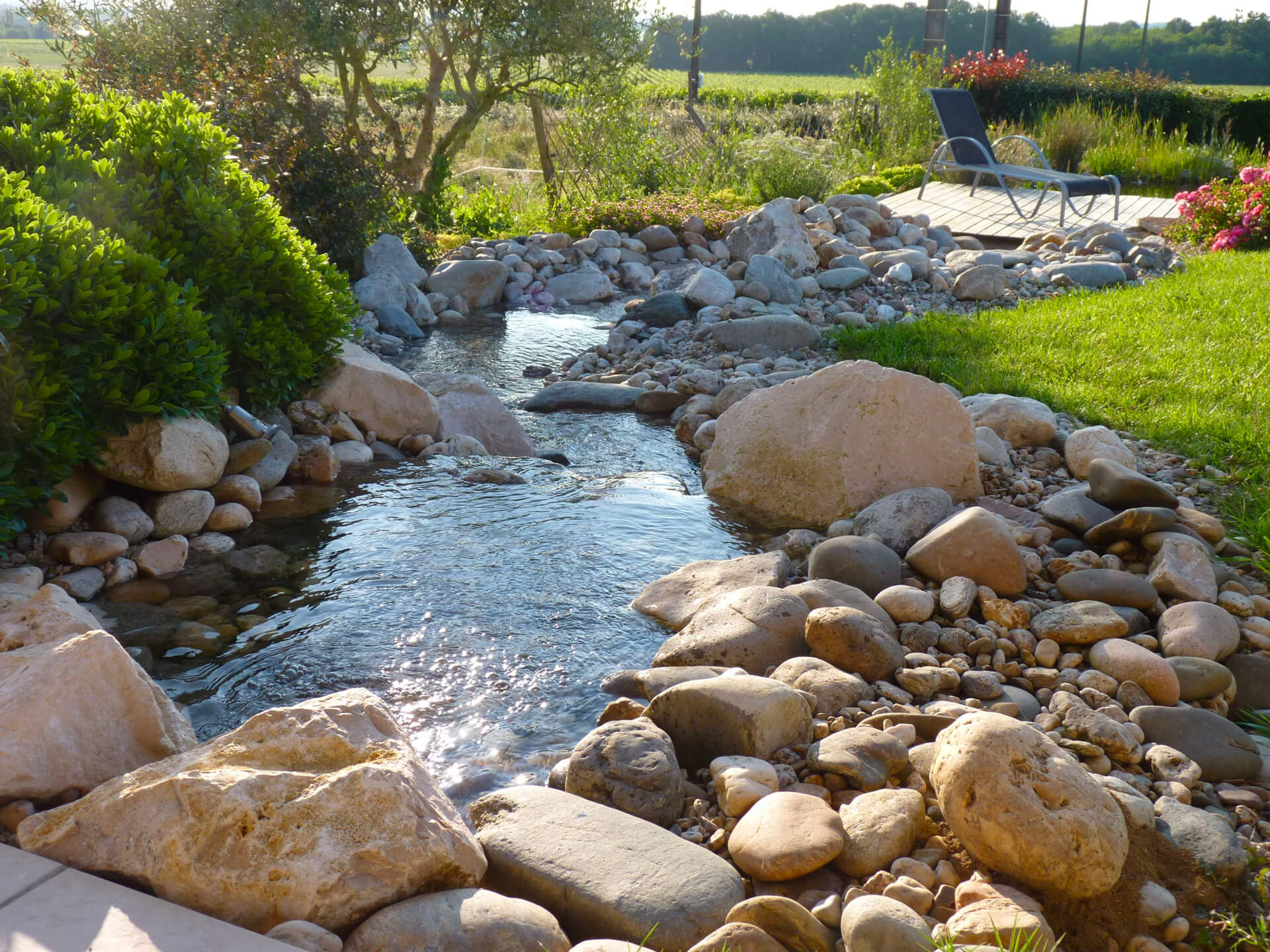 Creation dune cascade deau dans un jardin a Montauban