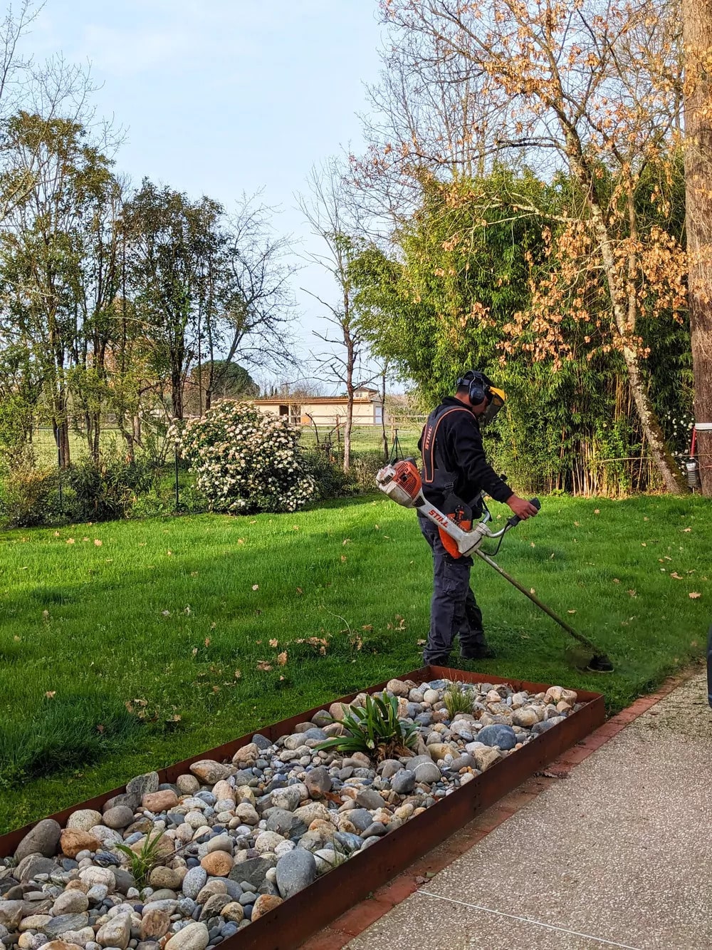 Entretien de jardins pres de Campsas min