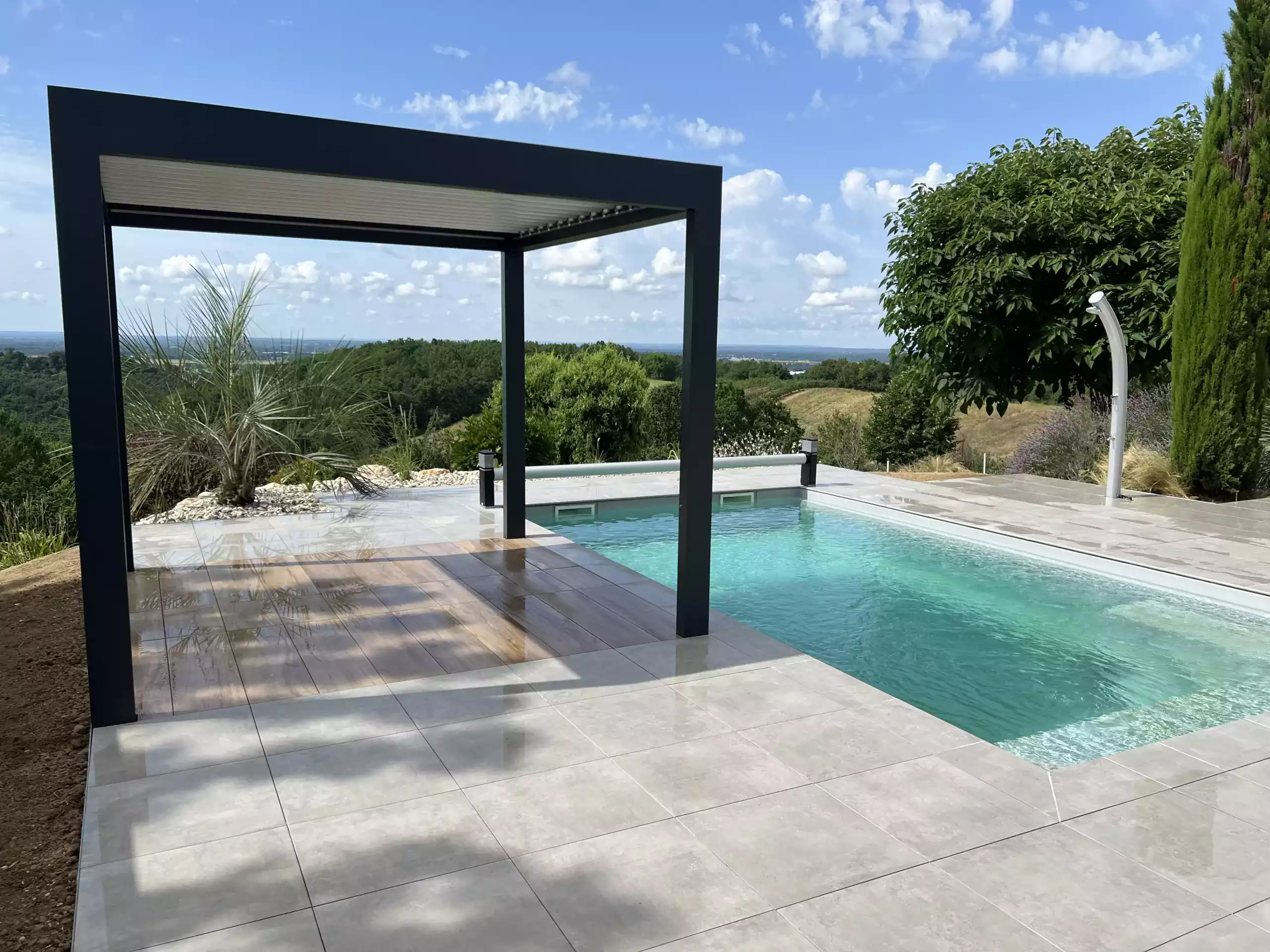 Terrasse en grès cérame avec piscine moderne contemporain spironello paysagiste